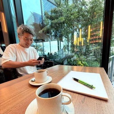 charismadachou's profile picture. 人間力爆上げコーチ|中年ダチョウの独り言|中年の大逆襲|気づけよ日本人|世の中の逆を行け|人生大逆襲|人はいつでもどこでも何度でも生まれ変われる|100人以上の人生を再起をデザイン|視点の転換|反世間勢力|常識を疑え|人生尖ったもん勝ち|人生やったもん勝ち