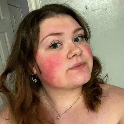 mackenziecaec's profile picture. probs talking abt TS, P!ATD, DS, or tv shows🫶