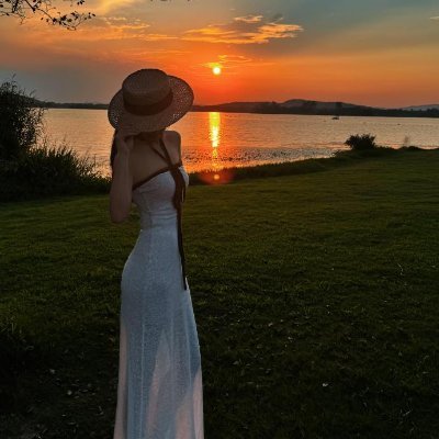 qjtequer's profile picture. It is a happy thing to have someone who accompanies you to embrace the sun and the sea.❤️