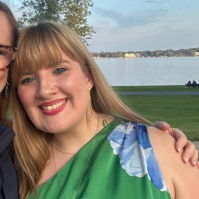 deestweets23's profile picture. 