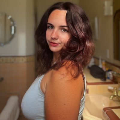 ejameess's profile picture. that b!tch 💋