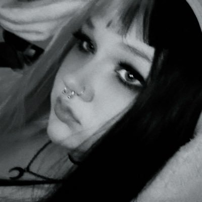 v4mpiyre's profile picture. 22 | Castlevania, vampire, and Rogue enthusiast | ❝𝕚 𝕒𝕞 𝕒 𝕞𝕠𝕥𝕙 𝕨𝕙𝕠 𝕛𝕦𝕤𝕥 𝕨𝕒𝕟𝕥𝕤 𝕥𝕠 𝕤𝕙𝕒𝕣𝕖 𝕪𝕠𝕦𝕣 𝕝𝕚𝕘𝕙𝕥.❞