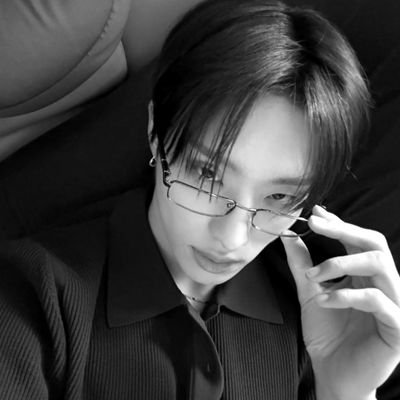 custodiadeamor's profile picture. 晴れた朝, 𝖶𝗂𝗇𝖽𝗅𝖾𝗌𝗌 𝗇𝗂꯭⏤꯭𝗀𝗁꯭𝗍 ⠀⬮⬤  la luz de la luna derrite mi sombra fantasmal en la tibia penumbra ( 歌う )Reminds me that
I still live