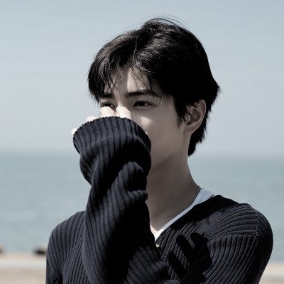 candwala's profile picture. Dalam diriku meriak gelombang suara,
hidup namanya; dan di luar diriku laut meluas,
ombak memecah,
di pantai,
sabar namanya.