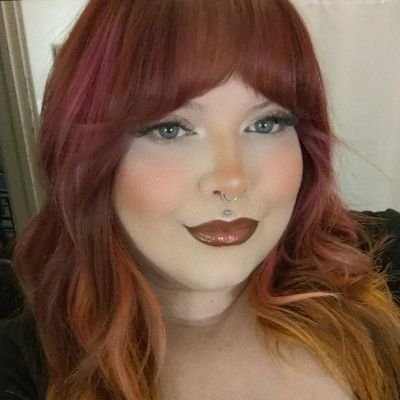 goldenhollow's profile picture. pisces crybaby 🥀 sweet in the heart, smart in the ass