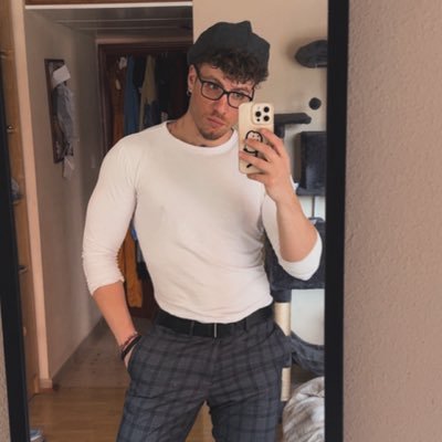 Alvarito793's profile picture. Procrastino que da gusto, pero tengo mucha energía⚡️ Estudio Concept Art 🎨 y también lucho por terminar el portfolio de una vez.