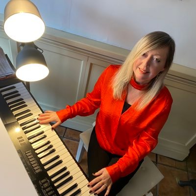 Nicola_Piano's profile picture. 🙋‍♀️ Teaching Diploma & four Grade 8’s🎓! Thanks to piano 🤩 proud owner of a beach pad #Valencia 😍🇪🇸