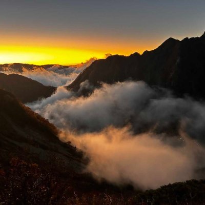 WCIGPg's profile picture. 一手で岩を掴み、一手で夢を掴む。山頂の景色は私が見に行く！⛰️✨