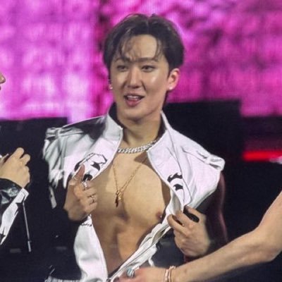 tdwaekki's profile picture. eu e o changbin de conchinha escutando louis tomlinson