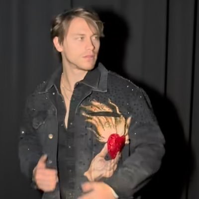EvelinC09952002's profile picture.