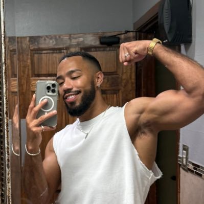 iamtravonn's profile picture. • 𝐒𝐦𝐢𝐥𝐞 • 𝐭𝐡𝐚𝐧𝐤 𝐲𝐨𝐮 𝐟𝐨𝐫 𝐛𝐞𝐢𝐧𝐠 𝐲𝐨𝐮 💚 H E K’s ♥️