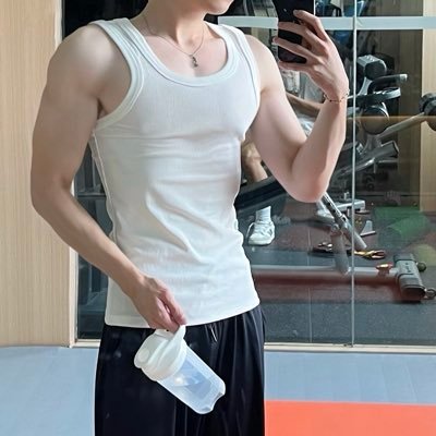 oliver_041116's profile picture. 🍠& 🎵dy：Sebastian Cedric，纯0，喜欢被舔，喜欢肌肉1，私信开放但有时候会被处理为垃圾信息看不到。不回无照私信。