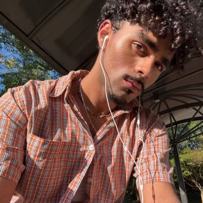 izaiahsekai's profile picture. 🤓