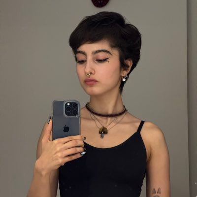 mononostasia's profile picture. ؛ فمنیست اکستریمیست، دانشجوی علوم اجتماعی به سن *** خر، برده‌ی چای، صاحب هزارتا آرزوی مرده و عاشق هزاران آدم غریبه، صددرصد مذهب‌ستیز، زن-زندگی-آزادی ؛