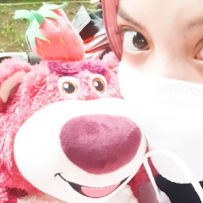 strawberllie's profile picture. 