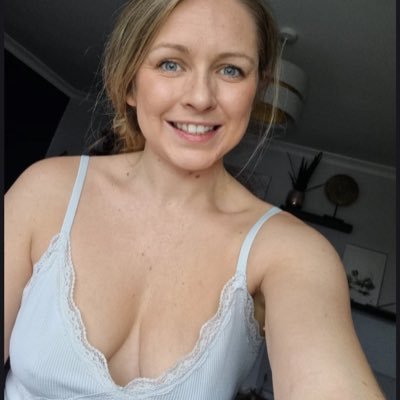 beckynurse10's profile picture. kindly give me a follow if you come across my profile ❤️💝