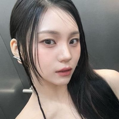Umjiy_Viviz's profile picture. ᴋɪᴍ ʏᴇᴡᴏɴ ꒰ ᴜᴍᴊɪ ꒱ — ꜱɪɴɢᴇʀ, ʟʏʀɪᴄɪꜱᴛ, ᴀɴᴅ ᴏɴᴇ-ᴛʜɪʀᴅ ᴏꜰ ᴠɪᴠɪᴢ. ɢʀᴀᴄᴇ ɪɴ ᴇᴠᴇʀʏ ɴᴏᴛᴇ, ꜱᴍɪʟᴇ ɪɴ ᴇᴠᴇʀʏ ꜱᴛᴀɢᴇ ༊·˚ 𝟏𝟗𝟗𝟖 — ɢꜰʀɪᴇɴᴅ ♡