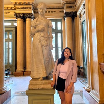 Milyinthesky's profile picture. Teatrera 🎭 / Abogada 👩🏽‍💼 / Libros 📚 / Creadora de Imperdibles Culturales 🧷 / Conductora de "Toma Escena" de Stream de La Mula :)