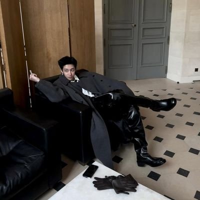 lorrenisalone's profile picture. 「 SELECTIVE 、S-ENG RP  」 1995 • A multi-instrumentalist rocker, was affiliated with THEBLΛƆKLΛBEL 、 88Rising 、 YGEstate 。