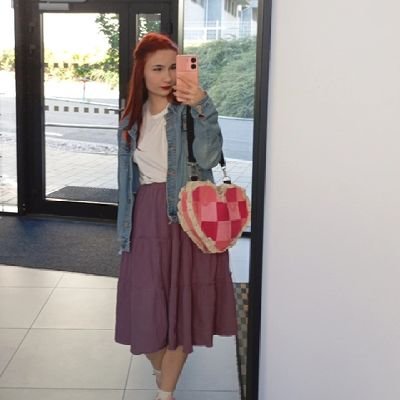 bageterka's profile picture. a lesbian!!