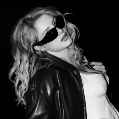 videos_sofia's profile picture. K4twalking under moonlight