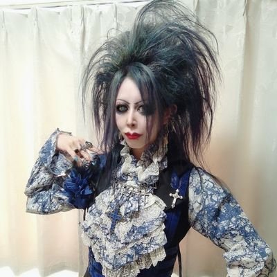 yoruruuuuuu's profile picture. 「誰もお前を愛さない」/#バンギャ/EGA&EGM🦇/推しは皆天国/元麺コス/蜉蝣/1期Versailles/キズ/DEZERT01.05◆01.06/甘い暴力12.12◆01.17/躁鬱ジェットコースター👾OCD削除癖緑手帳2級/『そして誰もいなくなった』