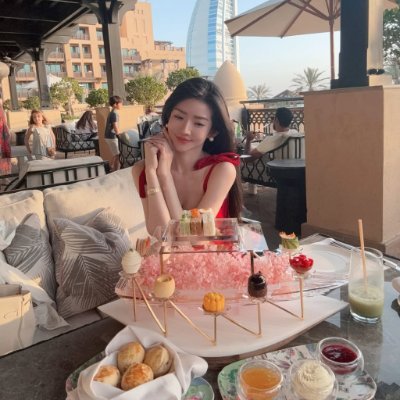 beequeen1265's profile picture. Creating my own sunshine on cloudy days ☀️