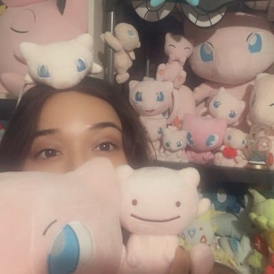 michmalllow's profile picture. 28 • latina 🇲🇽 • human rights • pokémon lover • artist • unite support & tank • currently reading: “incidents around the house” • banner: @0megaUNITE