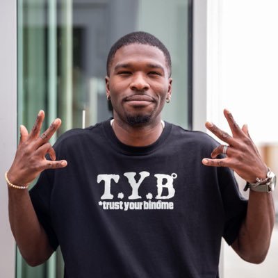 Posetonarmee's profile picture. détends tes épaules et respire un bon coup, ca va bien se passer