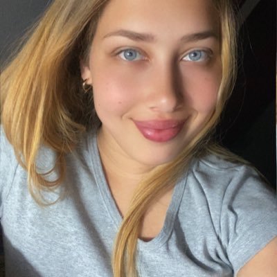 wrumalu's profile picture. ⚜️Queria tener la vida de Alicia y termine teniendo la del conejo blanco, siempre mirando el reloj⚜️