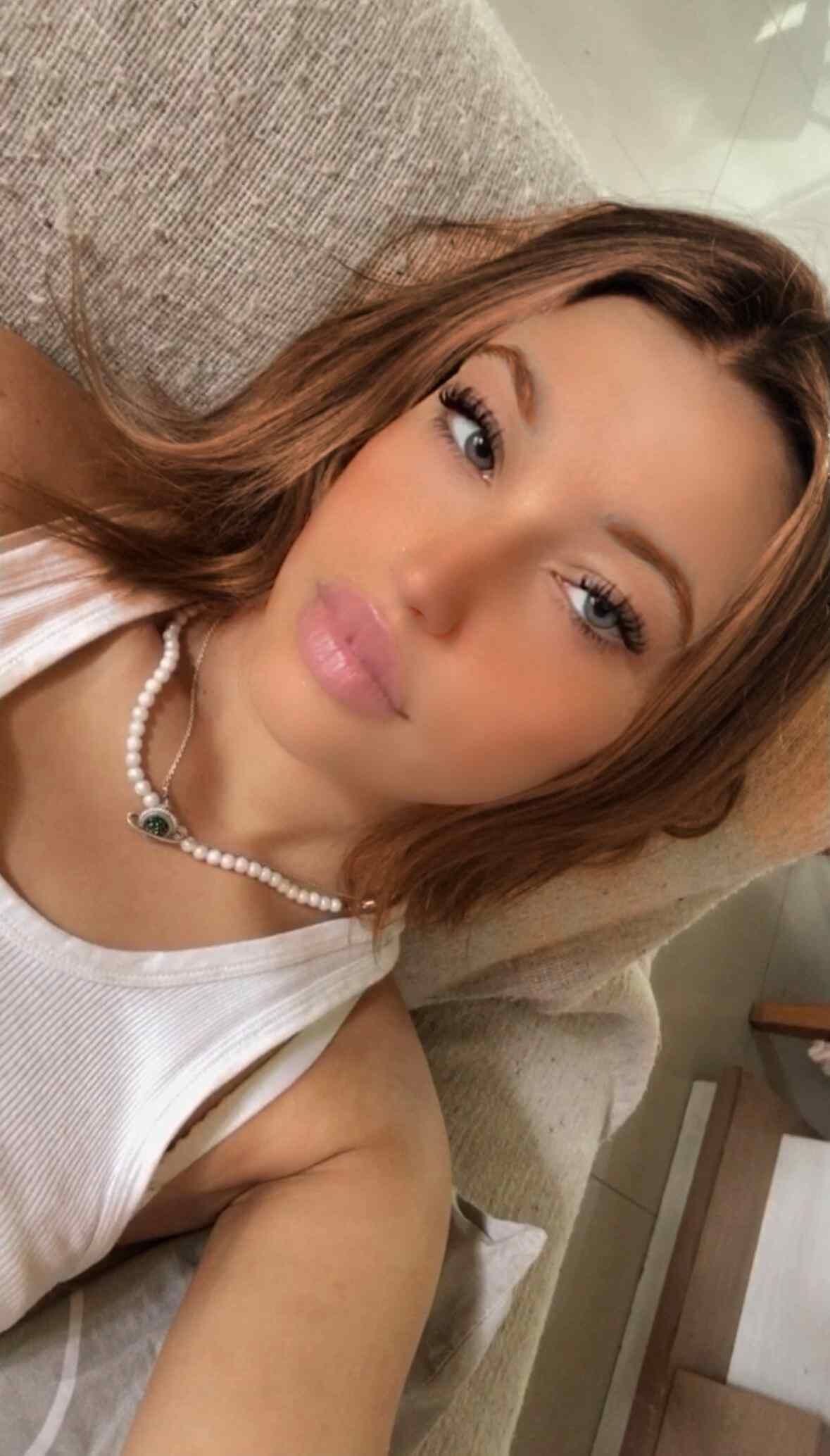 JelianeCerquei1's profile picture. hiiii 21f ▫ diff accountin need ofamazing people/peepsto text