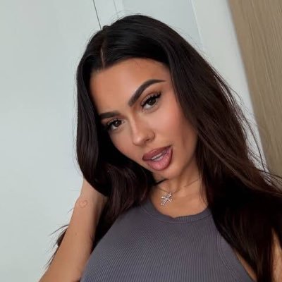Elianachloris's profile picture. I’m cool and nice to be with 😌.