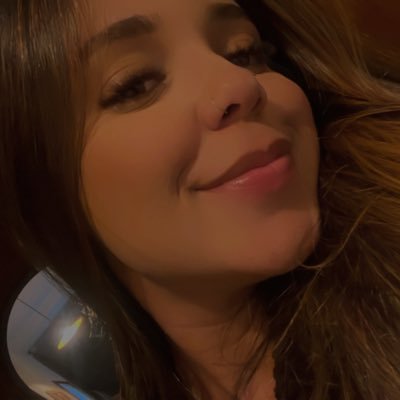 iclarabrandao's profile picture. “Às vezes ouço passar o vento; e só de ouvir o vento passar, vale a pena ter nascido.”🔺