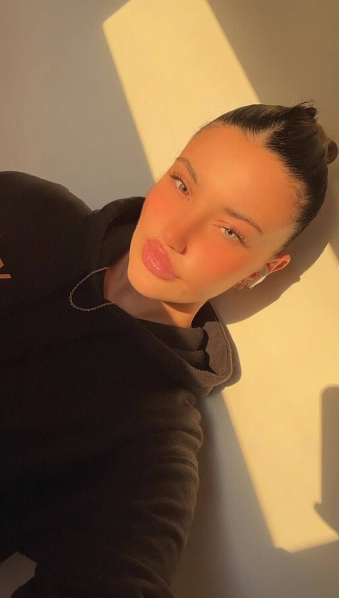 AngelinoJnior5's profile picture. heyyyy 21 yr old female ;; new backup accountsearching 4chill people& mootsto talk to