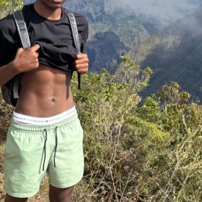 aknownik's profile picture. Bi/down for anything