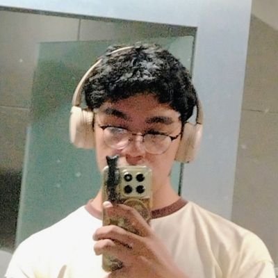 chispasney's profile picture. 20, con miopía y estudiando artes