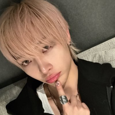 aespixero's profile picture. big advocate of the Riku harem