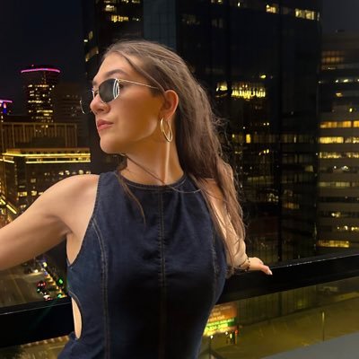 viviansothrough's profile picture. 