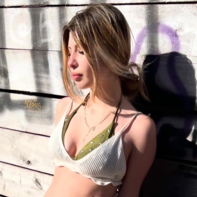 rainaninah's profile picture. For now, I’m all yours—just say hi in the DMs 💌