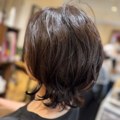 izumi_icchan9's profile picture. 後ろ姿のプロフ画像は怪しい🤨ってあったよね。でも、私のはヘアドネーションして腰まであった髪をカットした画像です。他意はありまへん。