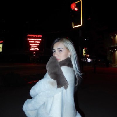 lovelyvie_'s profile picture. 