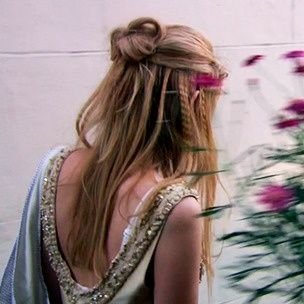 EceYavuzogluu's profile picture. 