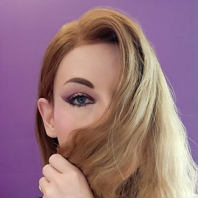 EvaSilvertant's profile picture. Classic camerist, aloof artist, lavish letter-lover & type tinkerer—living up to my name as a silver award-winning designer.

Being & Becoming babbler.
