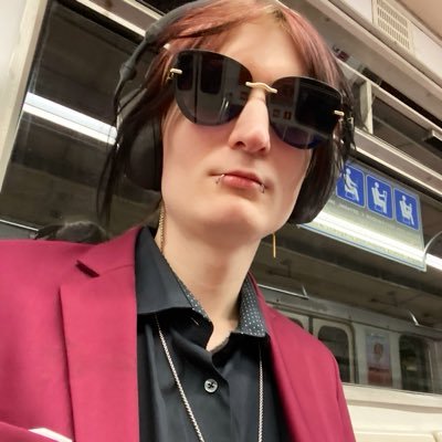 shizoidparanoid's profile picture. ex-SWE, current role: столяр