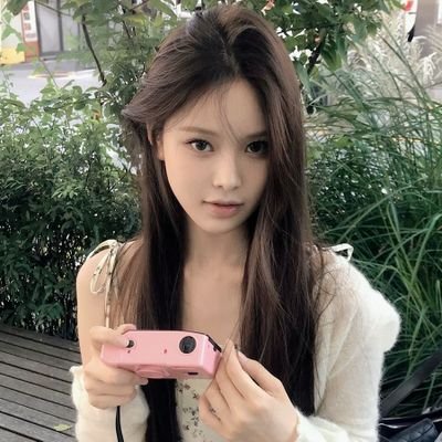 Jeeminih's profile picture. parody ( 2005 )  🧸 ♡   지민  ───  허가   ✿   crowned 'center' by the pull of her charisma. her steps held a sweet stumble, and laughter lit her face.