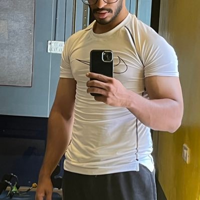 LiftToGetRipped's profile picture. Transforming individuals into sexy lifting machines! 🔪 I'll help you build muscle, lose fat & get strong! Click the link to get started ↓