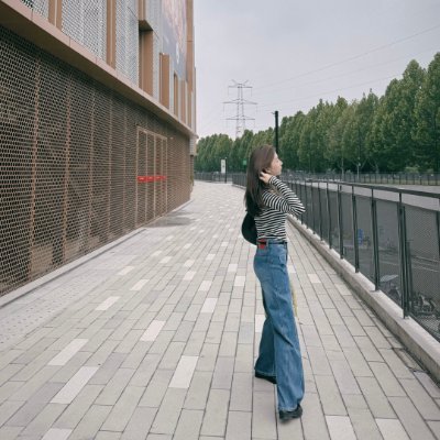 olyuaiioke's profile picture. 여자의 가장 아름다운 상태는 이렇습니다.
눈에는 수많은 이야기가 담겨 있지만, 얼굴에는 세월의 흔적이 보이지 않고,
매일 가볍게 화장을 하고, 좋아하는 옷을 입으며,
누구를 부러워하지도, 누구를 비웃지도 않는 것.