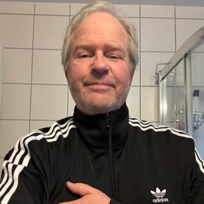 ExVGSvea's profile picture. Tidligere i VG, med fotball som fagfelt. Veldig glad i film, musikk, bøker og språk. Største opplevelse: Ikke å bli far, men å lære barna mine å kjenne.