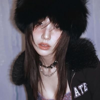 esapleec_'s profile picture. OPEN. Treasures born of stillness and fire — woven to shimmer softly against time’s quiet pulse.