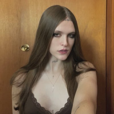 eIizabethtayl0r's profile picture. ♡ ♱ i forgive it all as it comes back to me | family tree stan | 🦋🫶🎆🧣🗽🐍💘🪩🍂🕰️🪶🎪